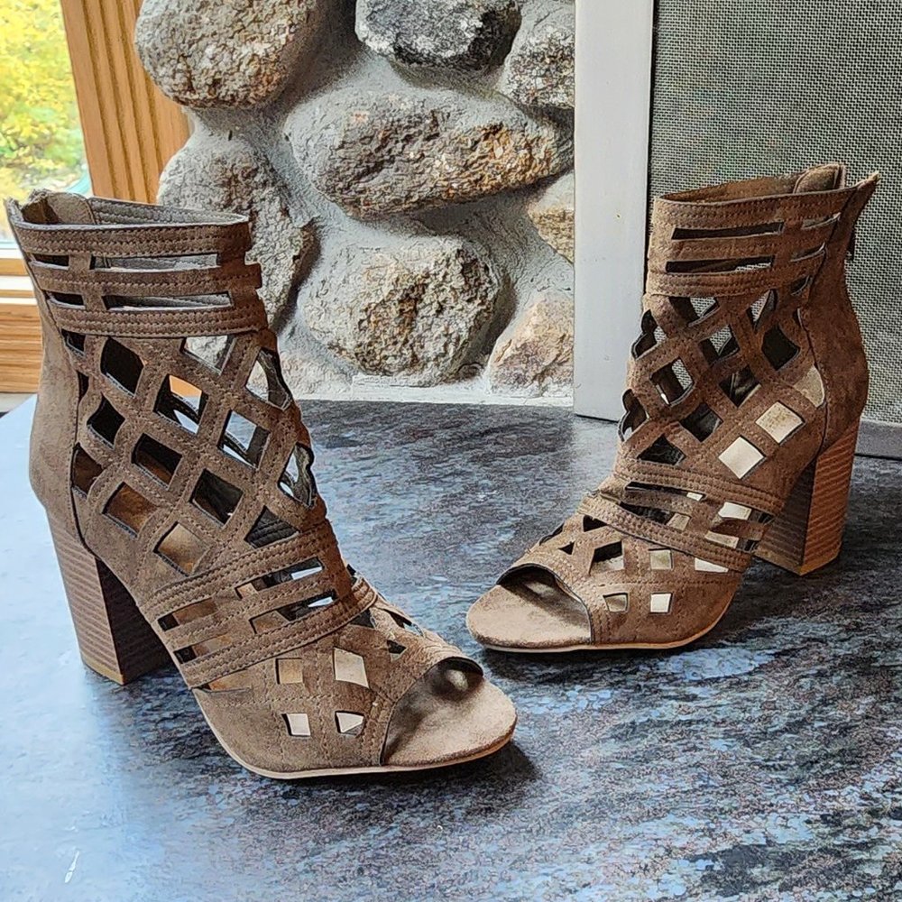 NWOT Charlotte Russe Brown Caged Peep Toe Block Heels Size 8